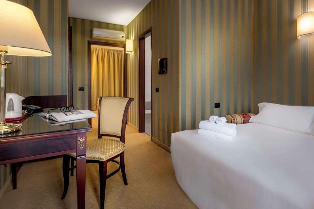 Family Suite, 1 King Bed, Non Smoking (with Sofabed) - Photo 1