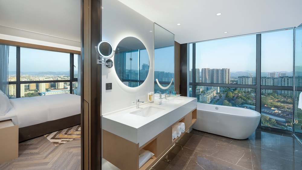 Suite, 1 Bedroom - Photo 2