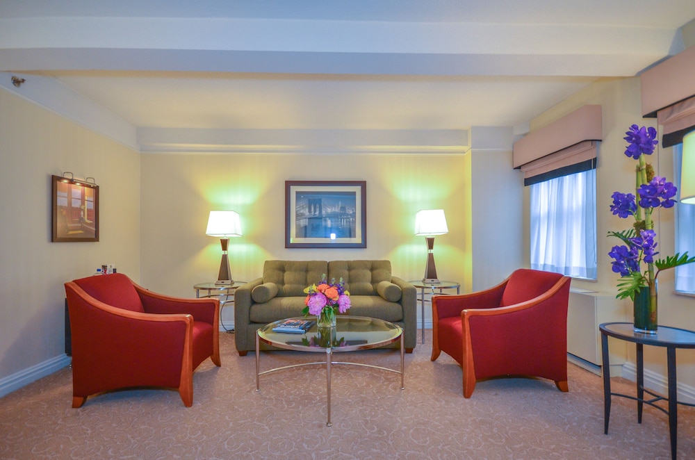 Executive Junior Suite, 1 King Bed: Oversized Room and Spacious Sitting area with Sofa Bed thumbnail 5