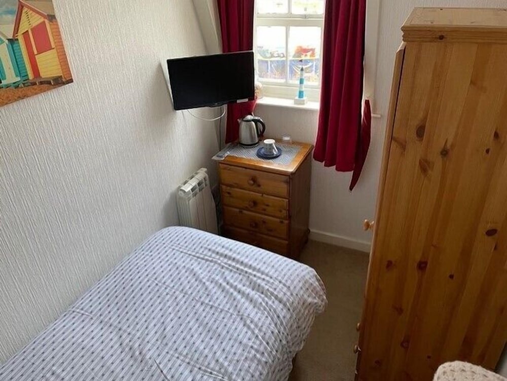 Single Room, Shared Bathroom (Room 4)