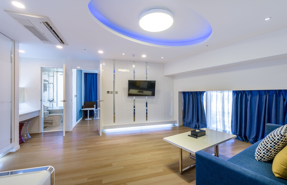 Basic Suite, Partial Ocean View