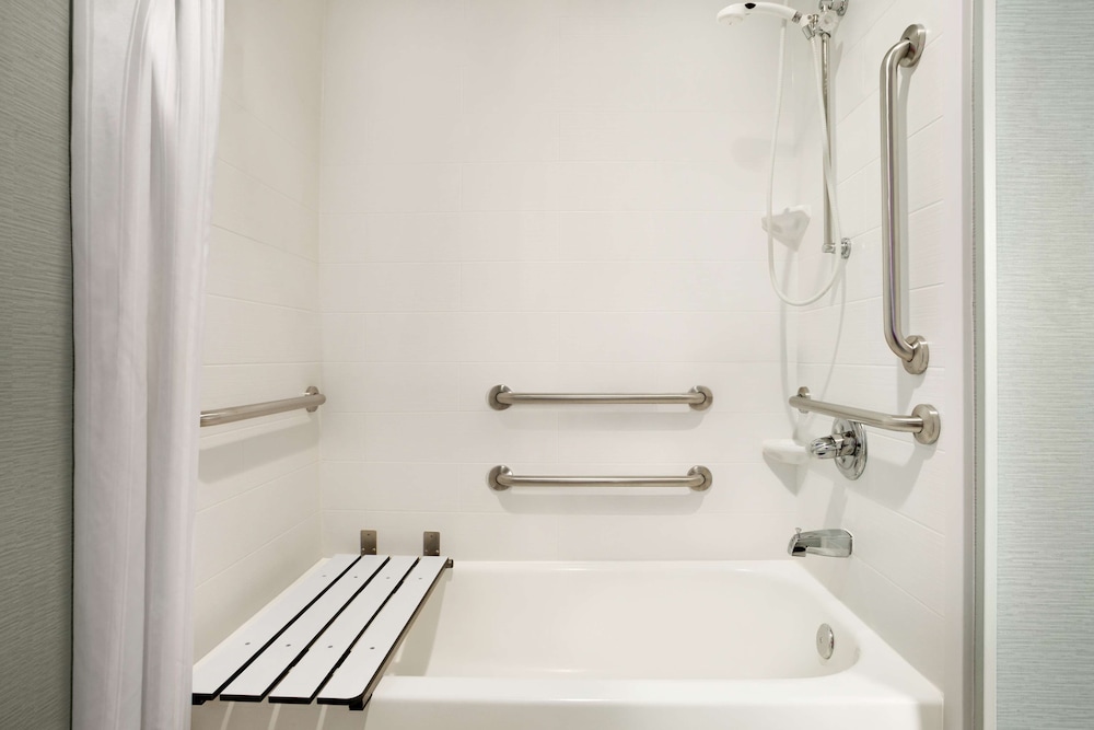 Suite, 1 Queen Bed, Accessible, Bathtub - Photo 5