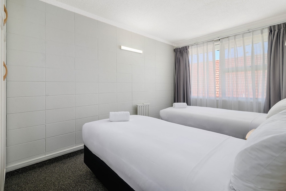 Suite, 1 Bedroom, 1 Queen and 2 Twin photo 2