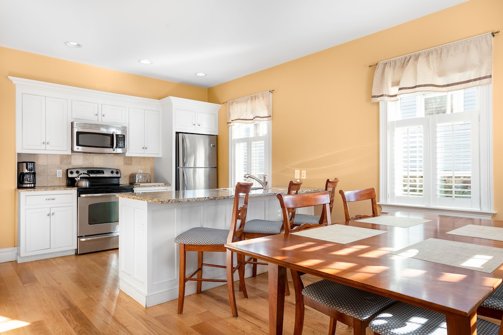 Three Bedroom Suite - Three-Bedroom Townhome Suite - Full Kitchen & Parking photo 3