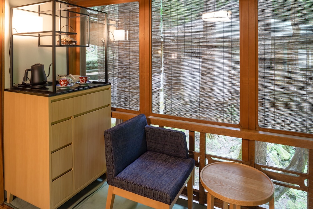 Japanese Traditional Room (8 Tatami Mats with bath, can't serve dinner after 7 P.M.) photo 3