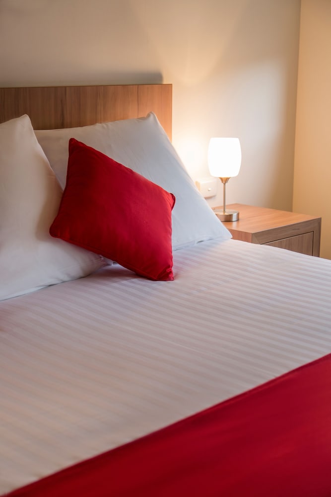 Deluxe Room, Multiple Beds, Non Smoking, Bathtub - Photo 2