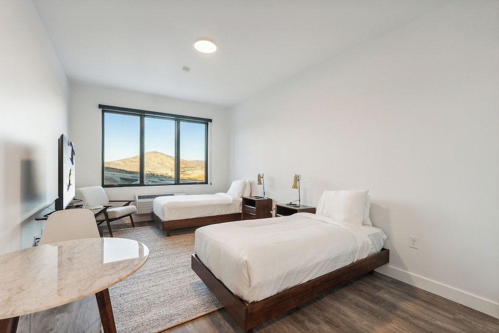 Room, 2 Twin Beds, Kitchen, Slope side photo 2