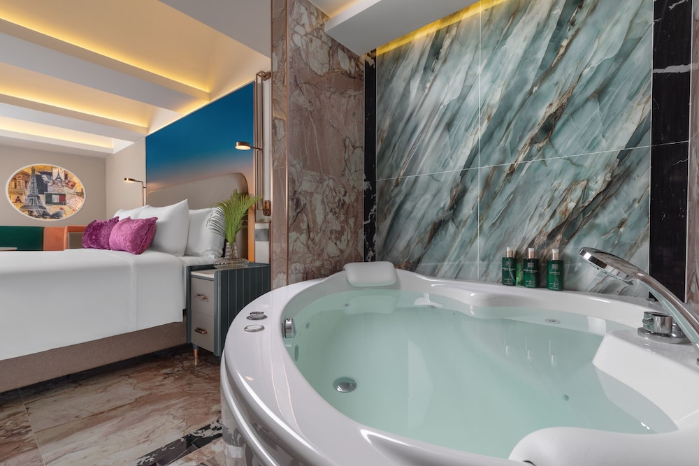 PIPA Jacuzzi with club privileges photo 2