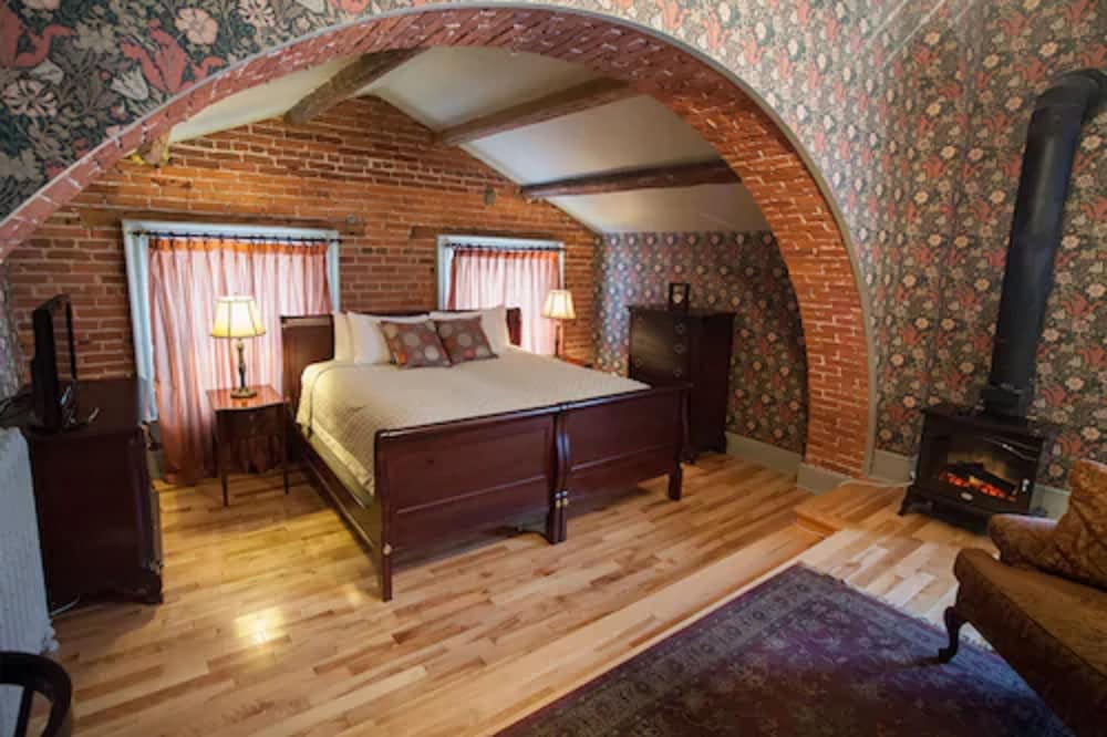 Standard Room, 1 King Bed, Fireplace photo 1