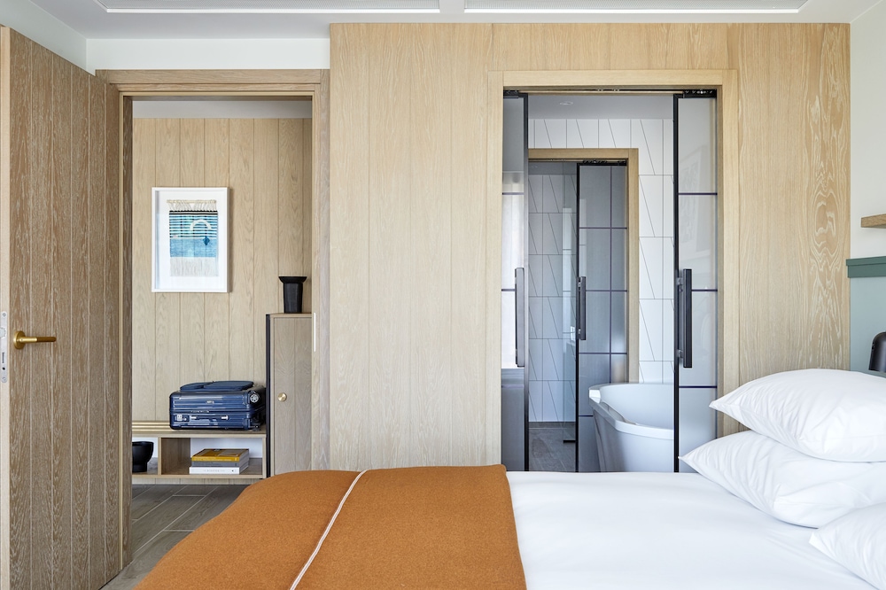 Executive Suite - Photo 4