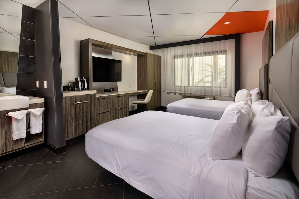 Deluxe Room, 2 Double Beds thumbnail 5