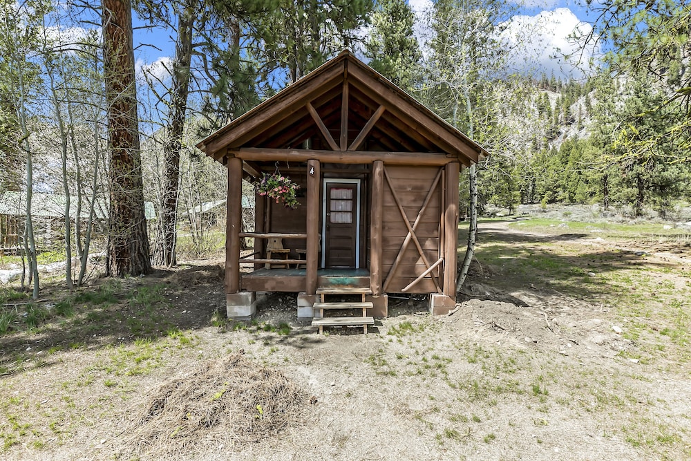Comfort Cabin, 1 Queen Bed, Mountainside photo 2