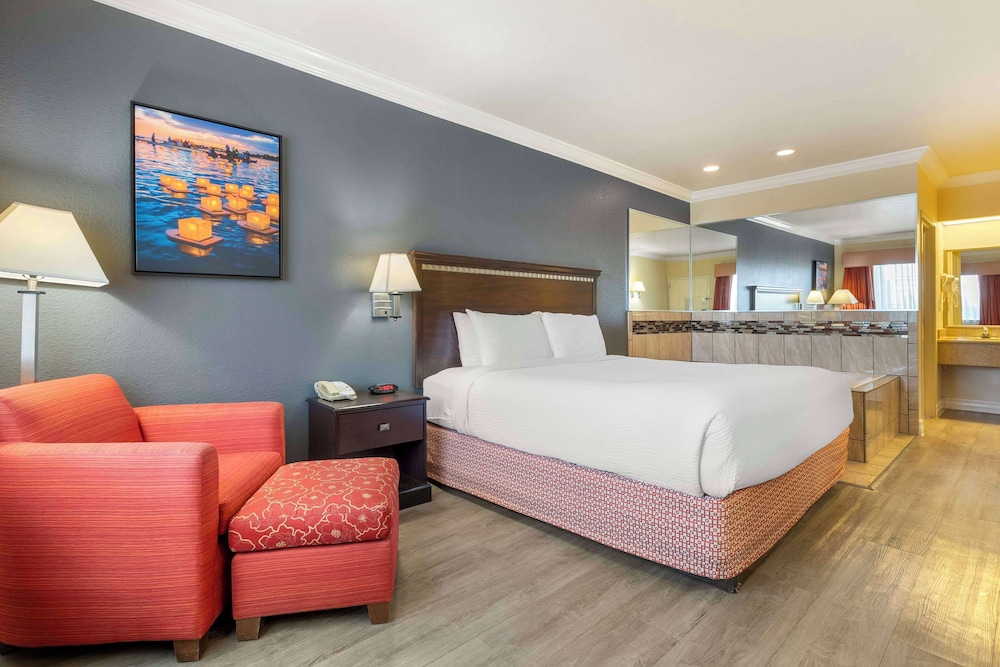 Standard Room, 1 King Bed, Non Smoking, Jetted Tub - Photo 1