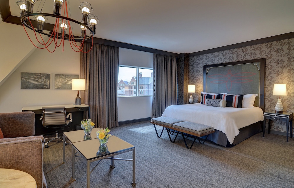 Grand Suite, 1 King Bed, Accessible (Mobility/Hearing, Roll-In Shower) photo 2
