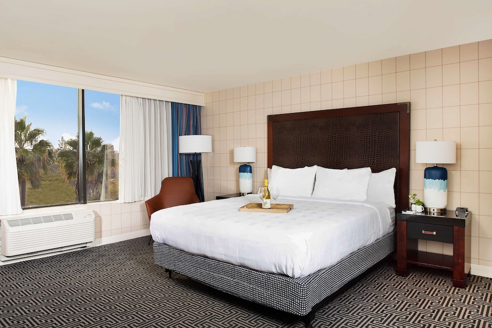 Standard Room, 1 King Bed, Non Smoking, Refrigerator & Microwave - Photo 1