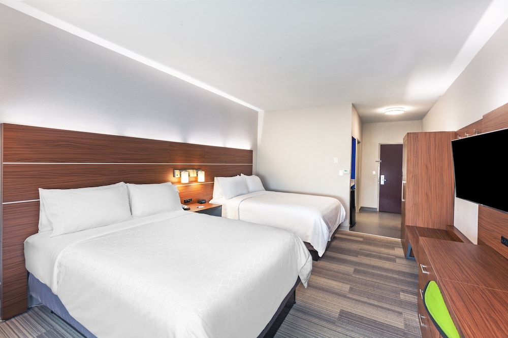 Standard Room, 2 Queen Beds - Photo 1