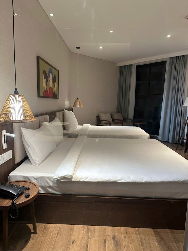 Superior Triple Room, Pool View photo 3
