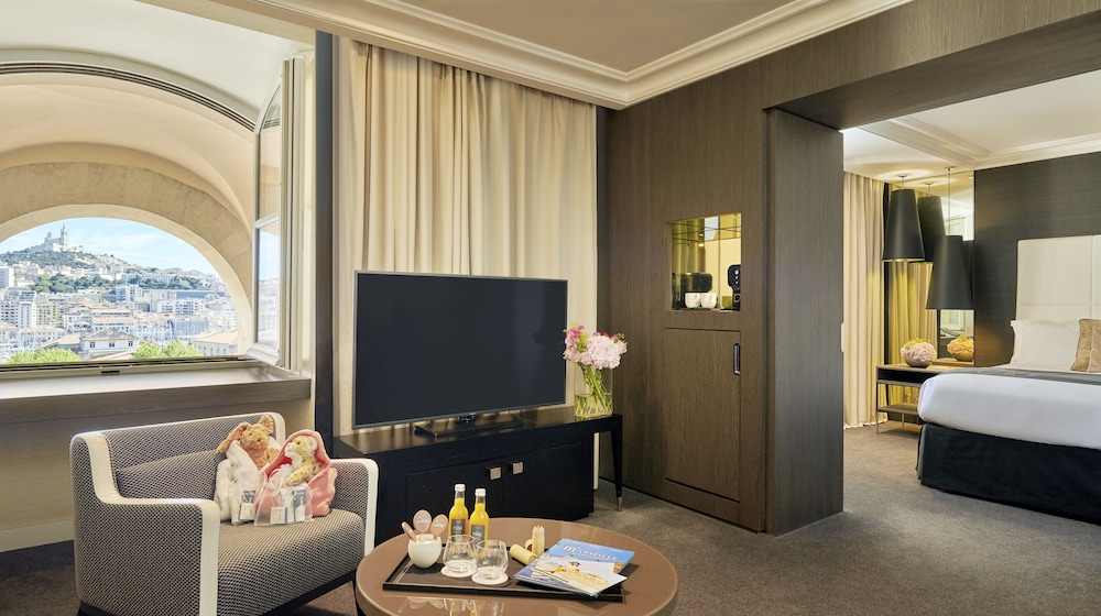 Junior Suite, 1 King Bed (La Bonne Mere View) - Photo 3