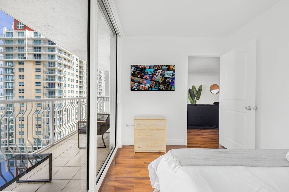 Family Condo, Balcony, City View photo 1
