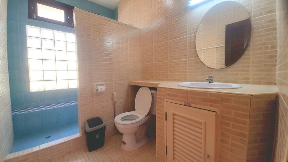 2 bedroom house with living room & kitchenette photo 2