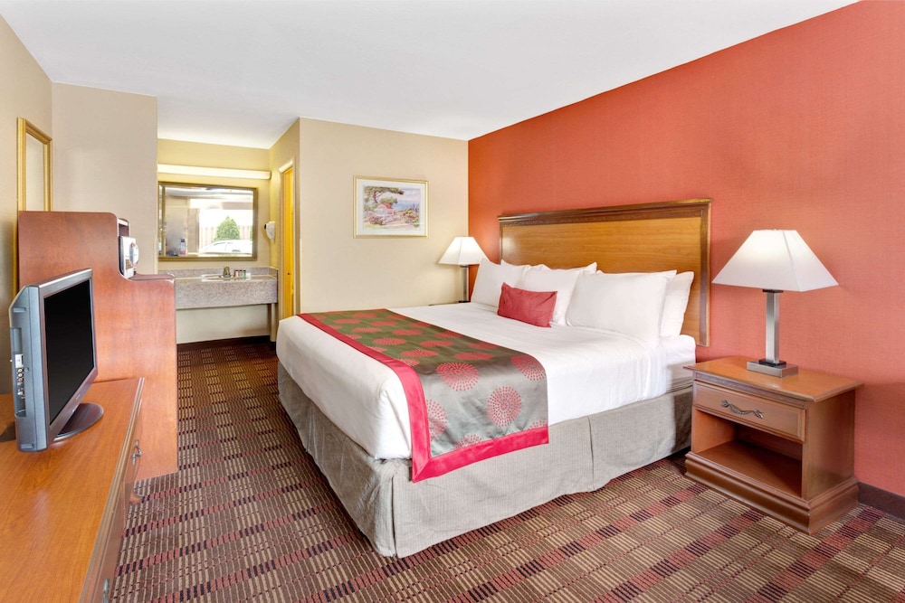 Room, 1 King Bed, Non Smoking - Photo 1
