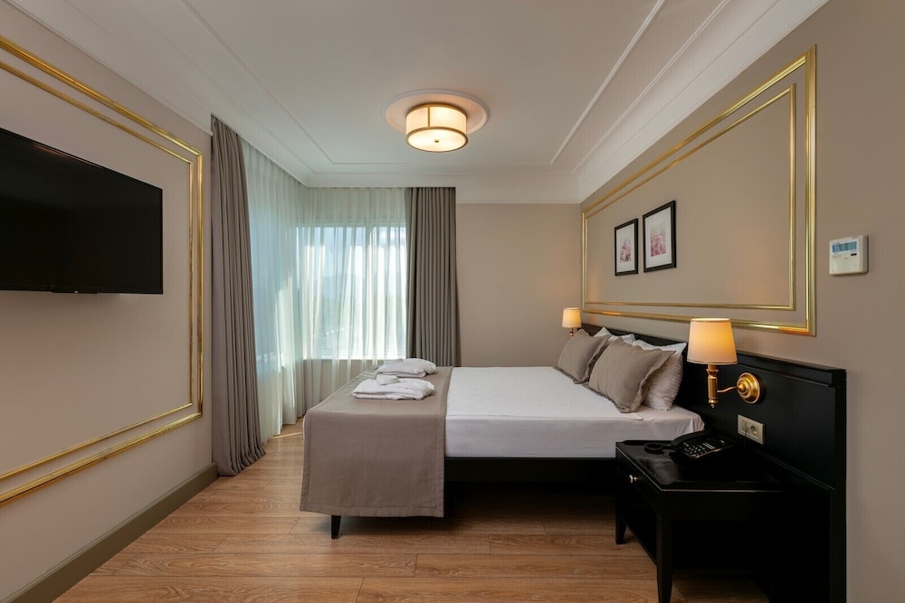 Family Suite with Sea View thumbnail 5