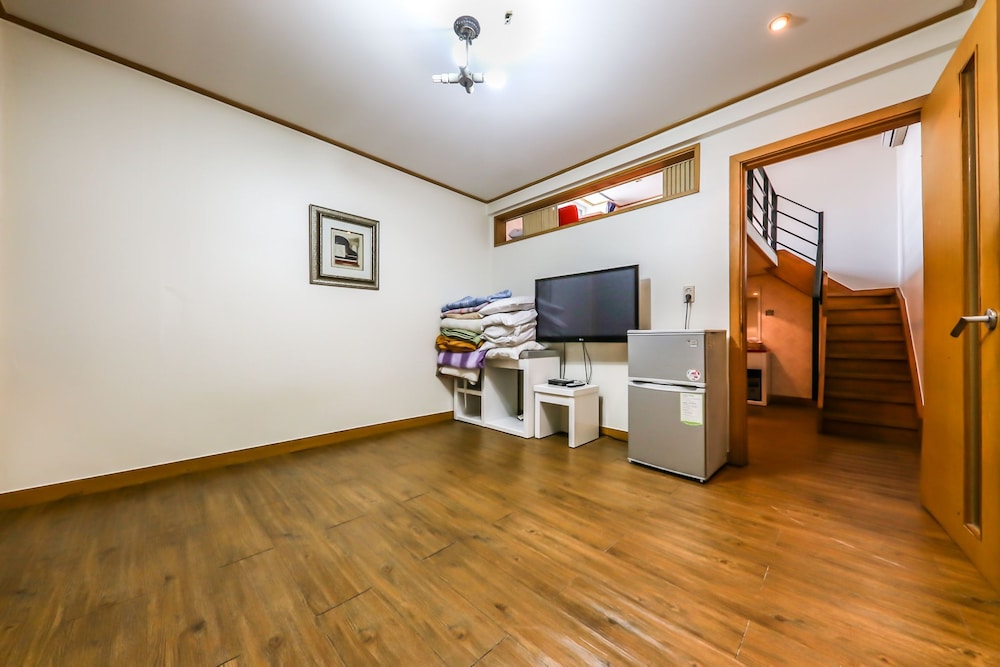 Family Room - Photo 9