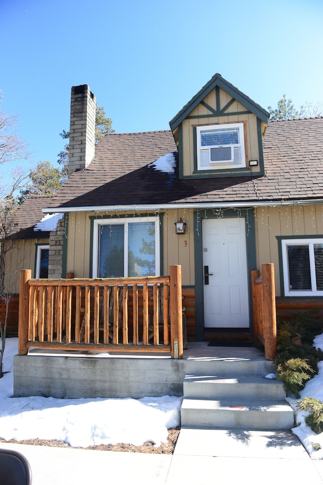 Standard Cabin, Multiple Beds, Private Bathroom, Mountain View (003 1BR 1Q 1FT)