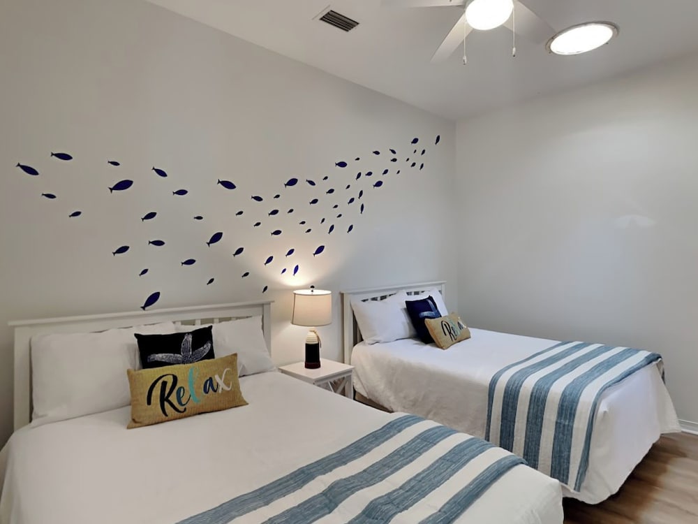 House, Multiple Beds, Balcony (Calle Bonita #1714 - No Pets Allowed) photo 1