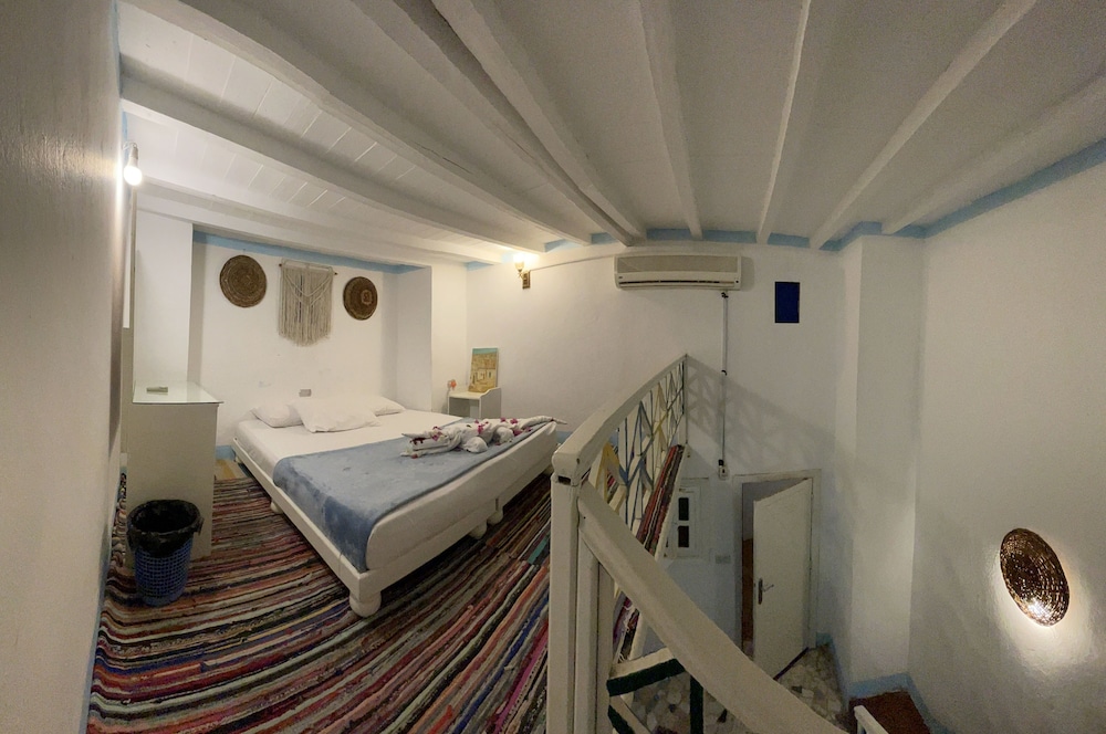 Standard Room, 1 Queen Bed, Ensuite photo 2