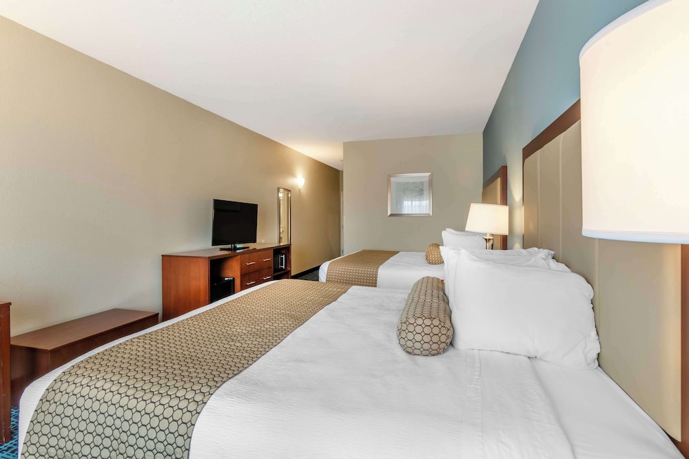 Standard Room, Multiple Beds, Non Smoking, Refrigerator & Microwave - Photo 3