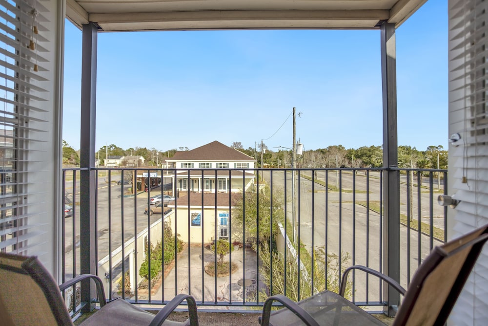 Suite, 1 Bedroom, Balcony, Pool View, Jetted Tub, Non Smoking - Photo 2