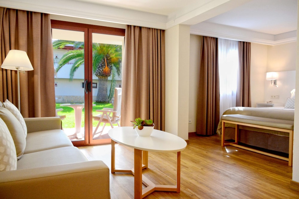Junior Suite Pool View (2 Adults)