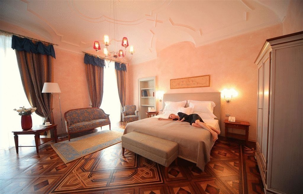 Suite - Photo 3