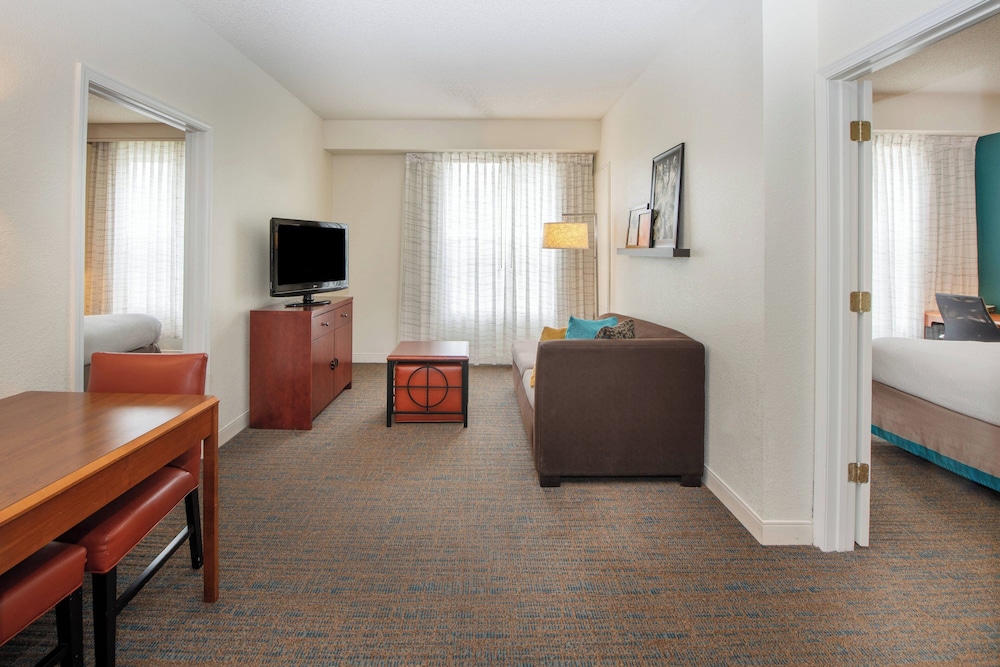 Suite, 2 Bedrooms (Mobility/Hearing Access, Roll-In Shwr) - Photo 6