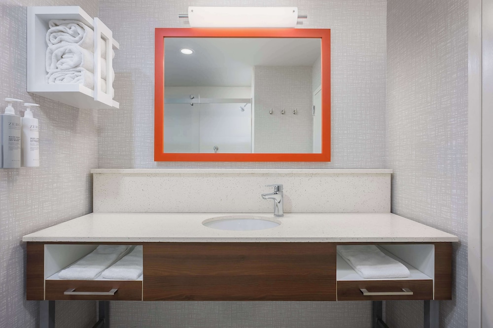 Room, 2 Queen Beds, Accessible (3x3 Shower) - Photo 4