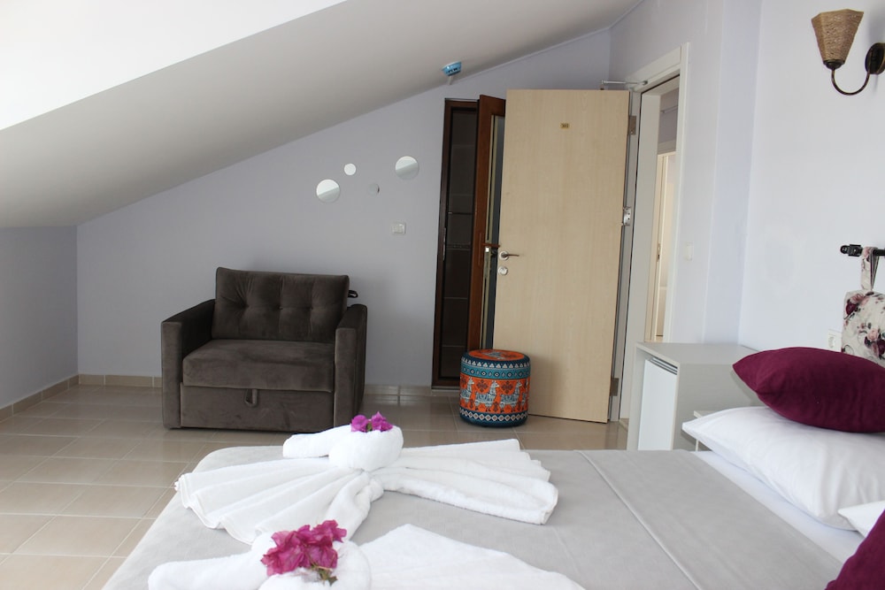 Standard Double Room - Photo 13