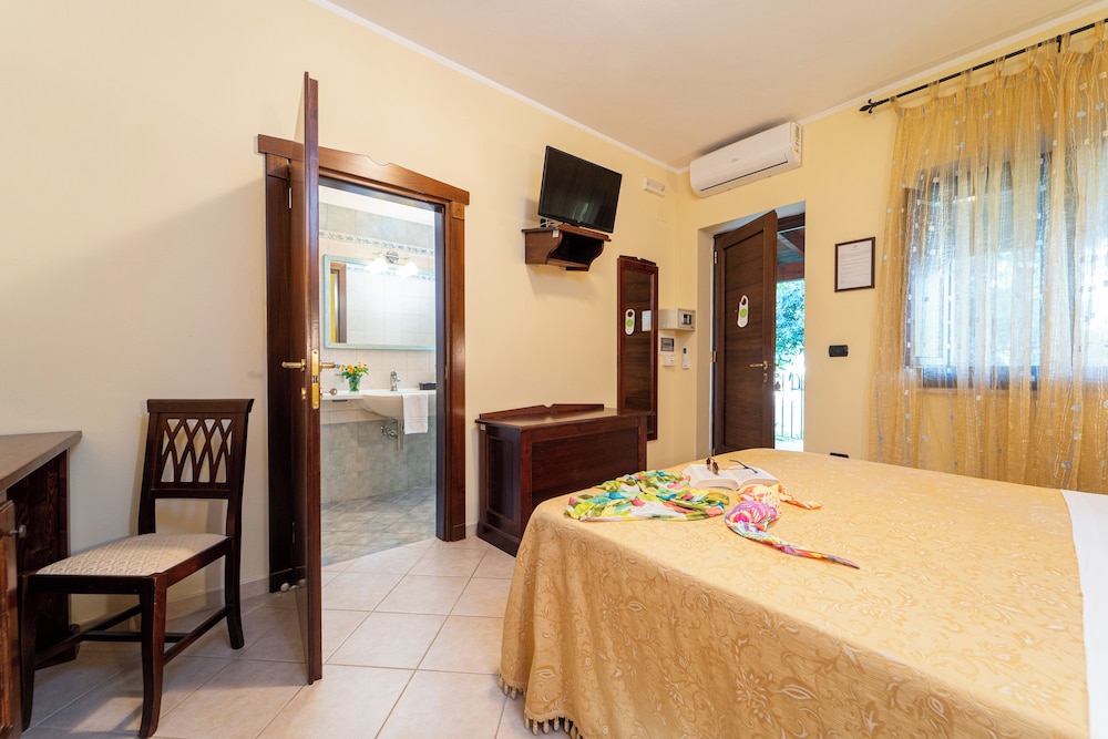 Family Room, 2 Bedrooms - Photo 5