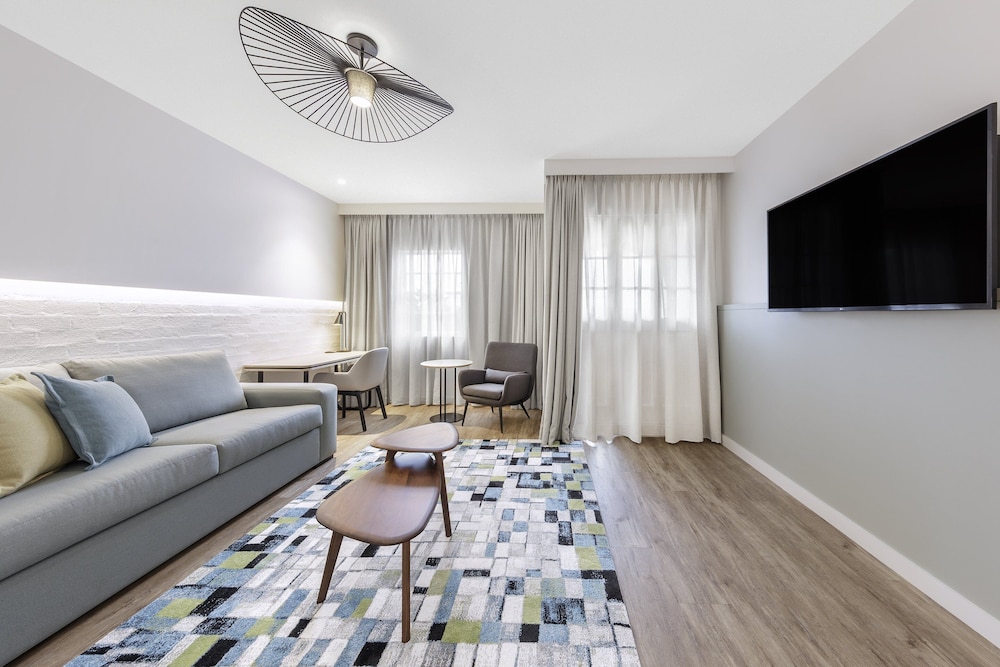 Suite, 1 King Bed, Balcony