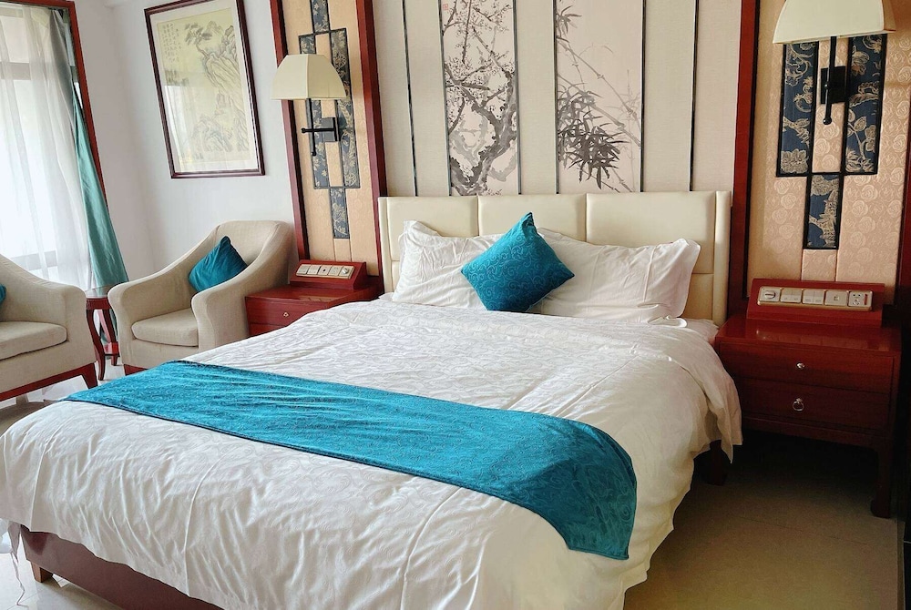 Standard Room, 1 King Bed, Non Smoking, Mountain View