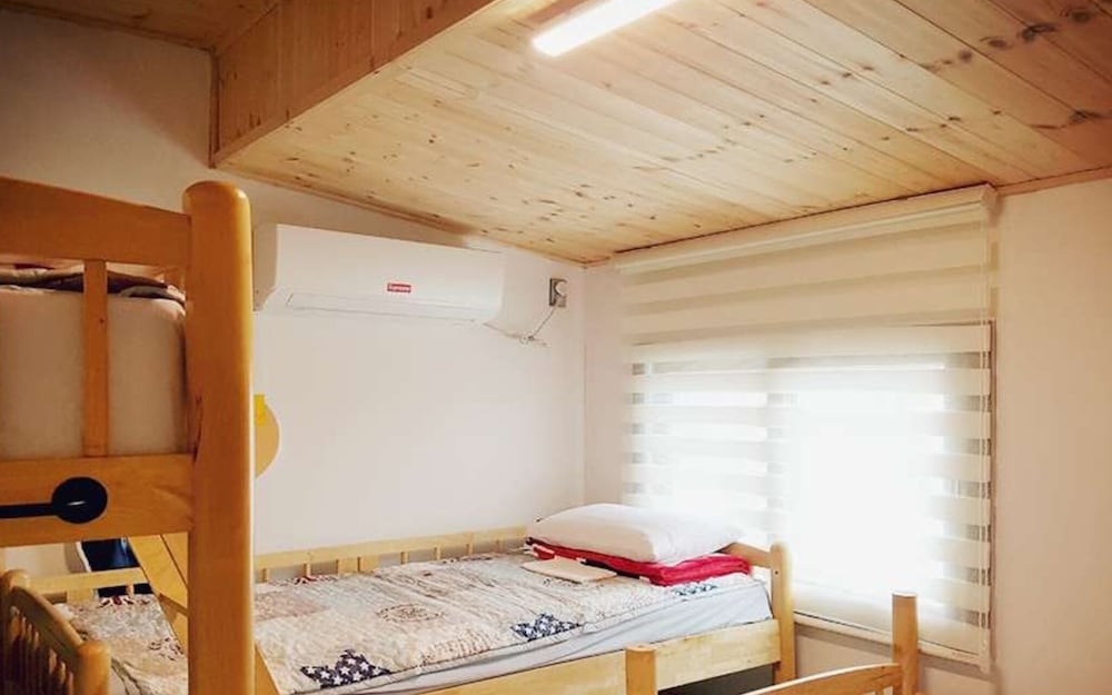 Room (The men's dormitory for five people)