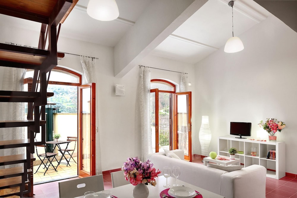 Apartment, Smoking