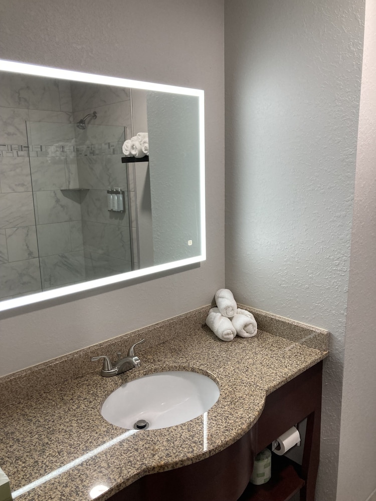 Room 212 - 2 Queen Bed Suite photo 3