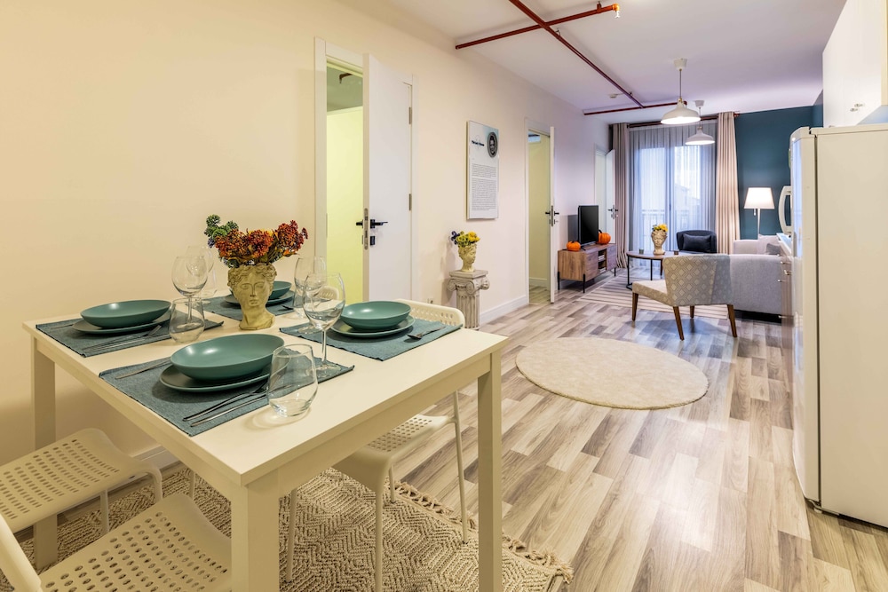 Exclusive Condo, 3 Bedrooms, Kitchen, City View photo 2