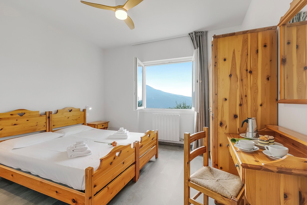 Family Apartment, Multiple Bedrooms, Mountainside (Bellevue Modern Apartment 9)