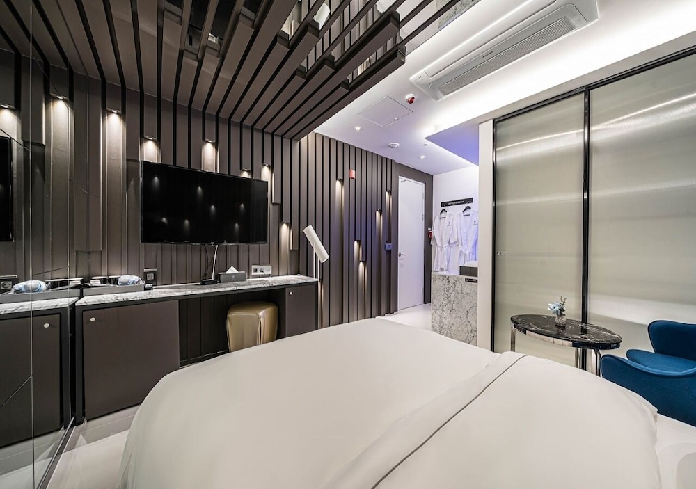 Deluxe Double Room (Netflix/ Youtube Available on TV) - Photo 15