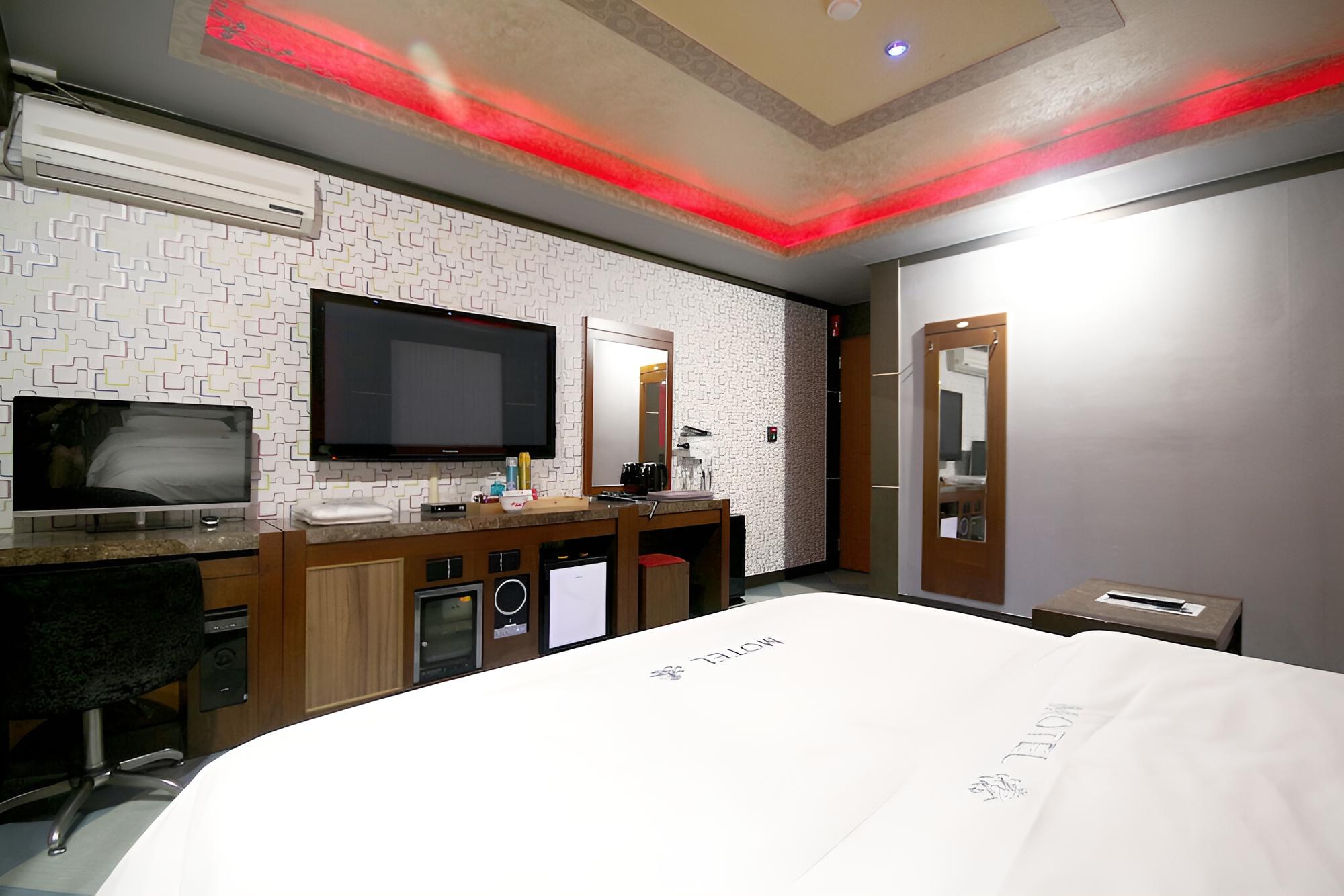 Room (Gaming PC + Spa) photo 3