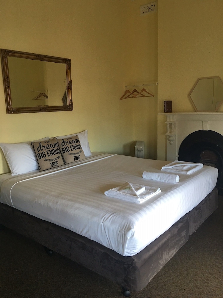 Basic Double Room, 1 Queen Bed, Shared Bathroom photo 3
