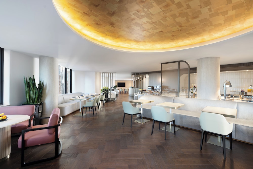 Fairmont Gold Room, 1 King Bed, Lounge Access with Breakfast, Canapes, Private Concierge - Photo 6