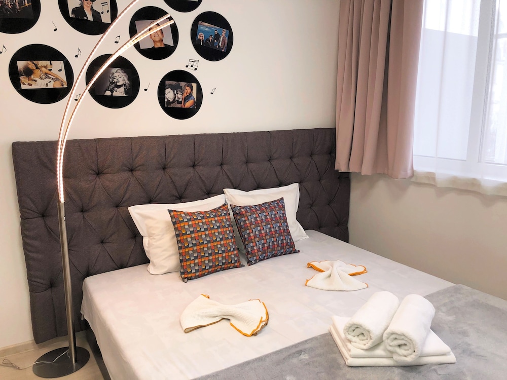 Design Studio, 1 King Bed with Sofa bed (Varna, bul. Tzar Osvoboditel 23B) photo 1